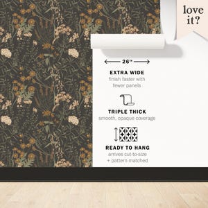 Puede incluir: Un papel tapiz verde oscuro con un patr&oacute;n floral que presenta flores blancas, amarillas y marrones. El papel tapiz tiene 26 pulgadas de ancho y se describe como extra ancho, triple grosor y listo para colgar. El texto "love it?" est&aacute; en la esquina superior derecha de la imagen.