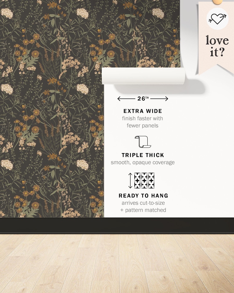 Puede incluir: Un papel tapiz verde oscuro con un patr&oacute;n floral que presenta flores blancas, amarillas y marrones. El papel tapiz tiene 26 pulgadas de ancho y se describe como extra ancho, triple grosor y listo para colgar. El texto "love it?" est&aacute; en la esquina superior derecha de la imagen.