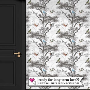 Puede incluir: Papel tapiz blanco con un patr&oacute;n repetitivo de &aacute;rboles grises y p&aacute;jaros coloridos. El texto "ready for long-term love?? LINK TO WALLPAPER IN ITEM DESCRIPTION" est&aacute; en la parte inferior de la imagen.