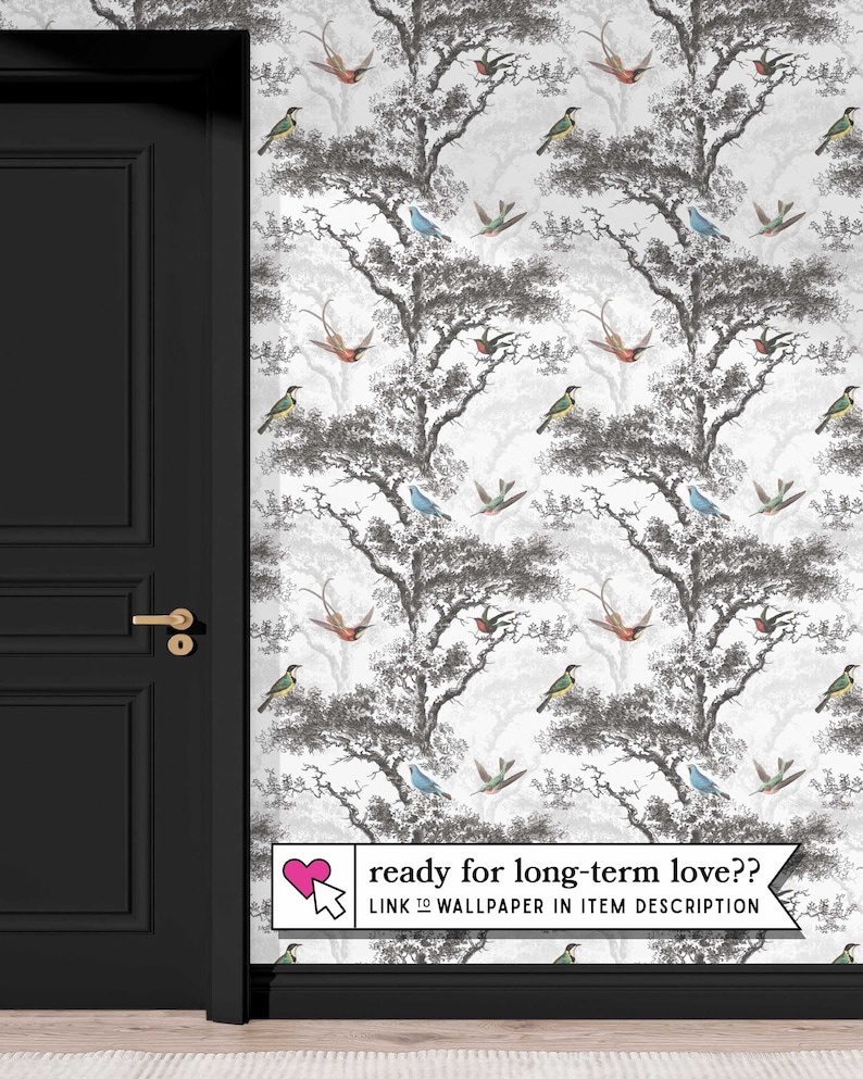 Puede incluir: Papel tapiz blanco con un patr&oacute;n repetitivo de &aacute;rboles grises y p&aacute;jaros coloridos. El texto "ready for long-term love?? LINK TO WALLPAPER IN ITEM DESCRIPTION" est&aacute; en la parte inferior de la imagen.