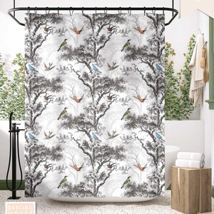 Puede incluir: Una cortina de ducha blanca con un patr&oacute;n floral gris y blanco y p&aacute;jaros coloridos. La cortina de ducha tiene un patr&oacute;n repetitivo de &aacute;rboles y p&aacute;jaros.