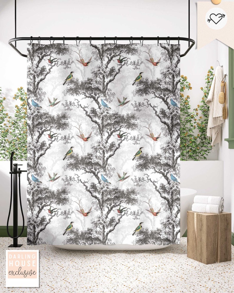 Puede incluir: Una cortina de ducha blanca con un patr&oacute;n floral gris y blanco y p&aacute;jaros coloridos. La cortina de ducha tiene un patr&oacute;n repetitivo de &aacute;rboles y p&aacute;jaros.