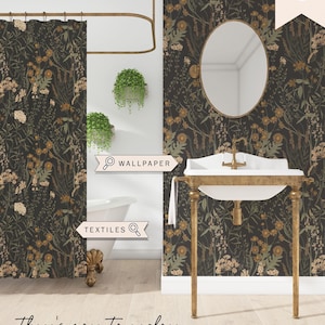 Puede incluir: Un ba&ntilde;o con papel tapiz floral verde oscuro y dorado, un lavabo de porcelana blanca con grifer&iacute;a dorada y una cortina de ducha con un patr&oacute;n floral similar. El texto "there's more to explore @ DARLING HOUSE DESIGN" est&aacute; en la parte inferior de la imagen.