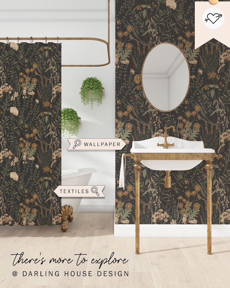 Puede incluir: Un ba&ntilde;o con papel tapiz floral verde oscuro y dorado, un lavabo de porcelana blanca con grifer&iacute;a dorada y una cortina de ducha con un patr&oacute;n floral similar. El texto "there's more to explore @ DARLING HOUSE DESIGN" est&aacute; en la parte inferior de la imagen.