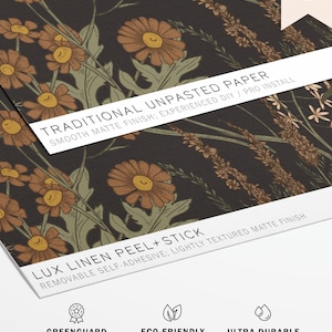 Puede incluir: Un papel tapiz floral con un fondo oscuro y un patr&oacute;n de flores amarillas y naranjas. El papel tapiz se describe como "Papel tradicional sin pegar" y "Lux Linen Peel + Stick" con un acabado mate liso. El papel tapiz tambi&eacute;n se describe como ecol&oacute;gico, ultra duradero y certificado GreenGuard Gold.