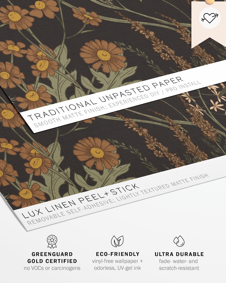 Puede incluir: Un papel tapiz floral con un fondo oscuro y un patr&oacute;n de flores amarillas y naranjas. El papel tapiz se describe como "Papel tradicional sin pegar" y "Lux Linen Peel + Stick" con un acabado mate liso. El papel tapiz tambi&eacute;n se describe como ecol&oacute;gico, ultra duradero y certificado GreenGuard Gold.
