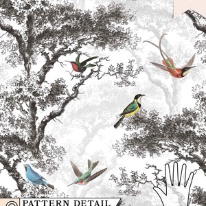 Puede incluir: Una ilustraci&oacute;n en blanco y negro de una escena de bosque con p&aacute;jaros. Los p&aacute;jaros son de varios colores, incluyendo azul, verde, rojo y amarillo. Los &aacute;rboles est&aacute;n dibujados en un estilo detallado, con ramas y hojas.