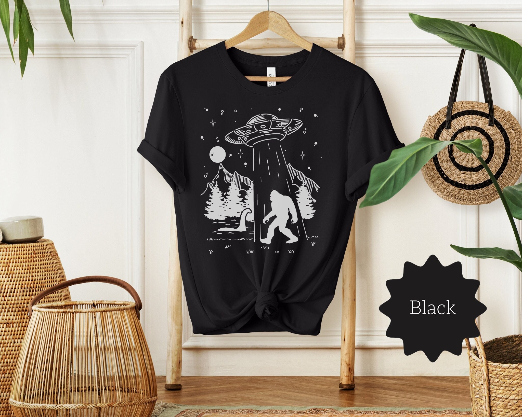 Bigfoot UFO Abduction Funny Sasquatch Alien Flying Saucer T-Shirt