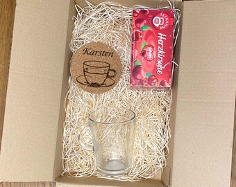 Geschenkpaket für Teeliebhaber - Teeglas, Untersetzer Kork / Schiefer - individuell graviert - Versand auch direkt an Wunschperson möglich