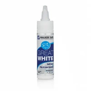 Peut inclure: Une bouteille blanche d'adhésif Great White Soft Bond Poly & Lace System de Walker Tape. La bouteille a une étiquette bleue avec un logo de requin blanc et le texte "Great White" en lettres bleues.