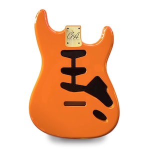 Könnte beinhalten: Orangener Gitarrenkorpus mit schwarzen Aussparungen für Tonabnehmer und Bedienelemente. Der Korpus hat eine glänzende Oberfläche und ein kleines goldfarbenes Schild mit dem Text "GA Guitar Anatomy".