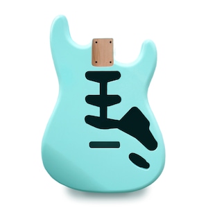 Könnte beinhalten: Ein hellblaues Gitarrenkorpus mit schwarzen Aussparungen für Tonabnehmer und Bedienelemente. Der Korpus hat eine glatte, glänzende Oberfläche und eine Holzhalsaussparung. Dieses Gitarrenkorpus ist für E-Gitarren konzipiert.