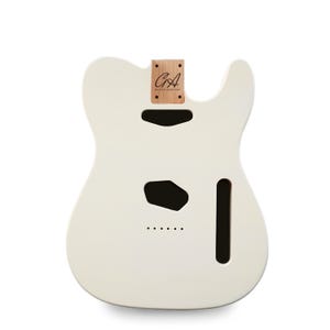 Könnte beinhalten: Ein weißer Gitarrenkorpus mit Aussparungen für Tonabnehmer, Bedienelemente und Hals. Der Korpus hat eine glatte Oberfläche und eine klassische Telecaster-Form. Der Kopfplattenbereich ist aus Holz und trägt den Text "CA Guitar Anatomy".