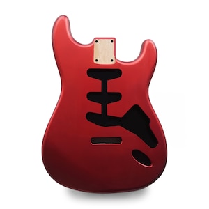 Könnte beinhalten: Roter E-Gitarrenkorpus mit Aussparungen für Tonabnehmer und Bedienelemente. Der Korpus hat eine glänzende Oberfläche. Die Halstasche ist oben sichtbar, und die Körperform ist ein klassisches Design.