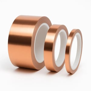 Peut inclure: Trois rouleaux de ruban adhésif en cuivre de largeurs variables. Le ruban a une finition métallique brillante et est enroulé autour d'un noyau blanc. Les rouleaux sont disposés en rangée, le plus grand à gauche et le plus petit à droite.