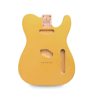 Könnte beinhalten: Ein gelber Gitarrenkorpus mit Aussparungen für Tonabnehmer, Bedienelemente und Hals. Der Korpus hat eine glatte Oberfläche und eine klassische Telecaster-Form. Der Kopfplattenbereich hat einen Holzteil mit dem Text "GA Guitar Anatomy".