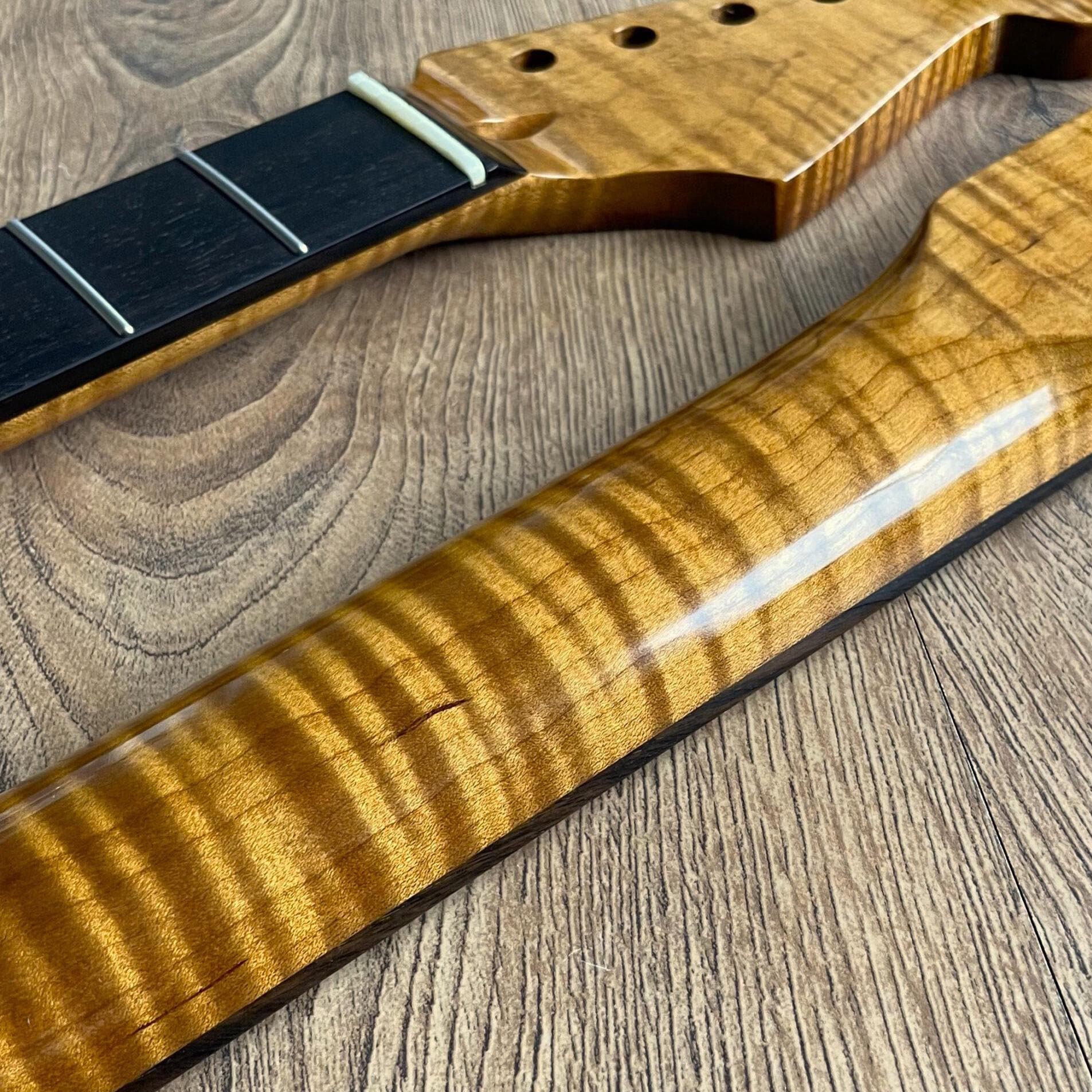 Stratoaster kompatibler gerösteter Riegelahorn und Palisander Pro Gitarrenhals glänzend