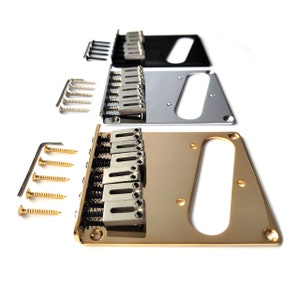 Könnte beinhalten: Drei Gitarren-Brücken-Sättel in Schwarz, Silber und Gold. Jede Brücke hat sechs Sättel und einen Saitenhalter. Die Sättel sind aus Metall und haben eine polierte Oberfläche. Die Brücken sind für E-Gitarren konzipiert.