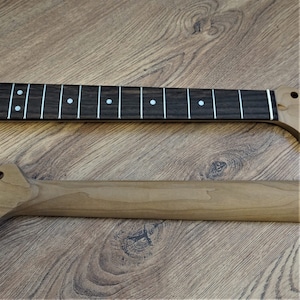 Mástil de guitarra de arce tostado y palisandro compatible con Stratocaster. Clavijero de paleta sin terminar.