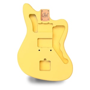 Könnte beinhalten: Ein gelber Gitarrenkorpus mit Aussparungen für Tonabnehmer, Bedienelemente und einen Hals. Der Kopfplattenbereich hat ein kleines Holzstück mit dem Text "GA Guitar Anatomy". Der Korpus hat eine glatte, matte Oberfläche und ist für E-Gitarren konzipiert.