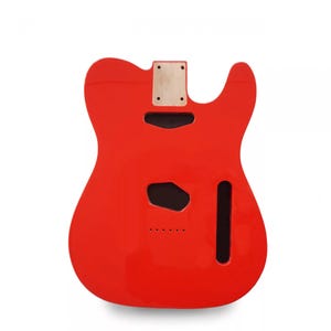 Könnte beinhalten: Ein leuchtend roter Gitarrenkorpus mit glänzender Oberfläche. Er hat Aussparungen für Tonabnehmer, Bedienelemente und den Hals. Die Halstasche ist aus unfertigem Holz. Ein klassisches Design für Gitarrenliebhaber.