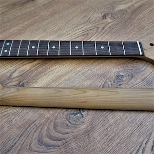 Mástil de guitarra de arce tostado y palisandro compatible con Telecaster. Clavijero de paleta sin terminar.
