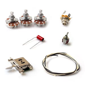 Può includere: Un assortimento di parti per chitarra, tra cui tre potenziometri, un jack, un interruttore a levetta, un condensatore, un interruttore a 3 vie e un fascio di fili. Componenti nuovi e pronti per l'installazione.