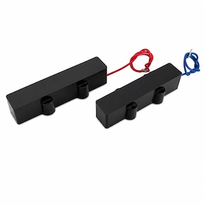 Può includere: Due pickup rettangolari neri per basso con bordi arrotondati. Ogni pickup presenta due fori per le viti di montaggio e un singolo cavo che si estende dal lato, uno con un filo rosso e l'altro con un filo blu, su uno sfondo bianco.