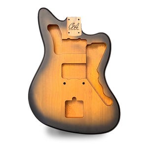 Könnte beinhalten: Ein Gitarrenkorpus mit Zweifarb-Finish, das von Schwarz zu Braun übergeht. Der Korpus hat Aussparungen für Tonabnehmer und andere Komponenten. Der Kopfplattenbereich trägt den Text "GA Guitar Anatomy".