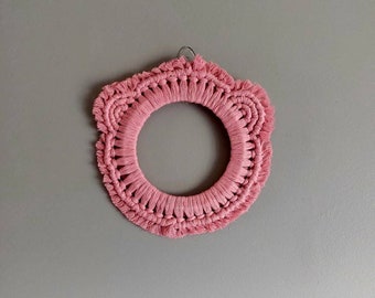 Chunky macrame wreath. Pink