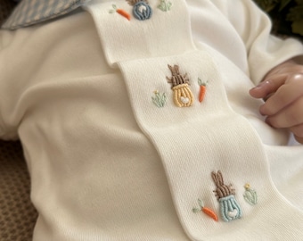 Handgemaakte katoenen romper voor babyjongen met pet: outfit geborduurd konijn