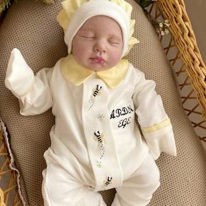 Handgemaakte katoenen romper voor babyjongen met borduursel bij: gepersonaliseerde outfit