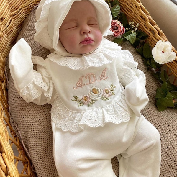 Personlig nyföddoutfit, Coming Home-outfit, Sjukhusoutfit för nyfödd, Specialdesignade babykläder, Babyflickkläder, Romper med öljetter