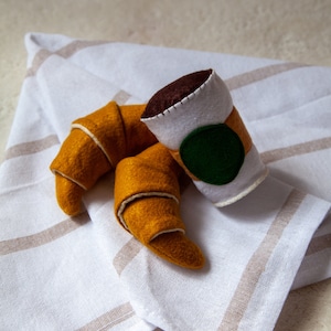 Set da gioco con croissant al caffè in feltro - Gioca con cibo, cibo in feltro, giocattoli di ruolo, giocattoli da cucina in feltro, gioco di finzione in feltro, certificato CE, giocattoli in feltro