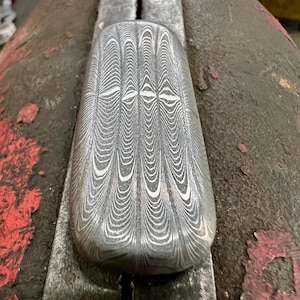 ダマスカス鋼製ウォーリーストーン - モザイク模様のフィジェット/ポケットストーン - 手鍛造、唯一無二のコレクター向けEDC