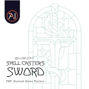 Op de afbeelding: Een PDF-patroon voor glas-in-lood met een zwaardontwerp. De afbeelding bevat de tekst "WILLOWLYGHT SPELL CASTER'S SWORD PDF Stained Glass Pattern". Het ontwerp is lichtblauw op een witte achtergrond, met een "AI"-symbool.