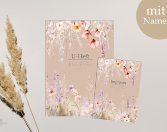 Könnte beinhalten: Zwei floral gemusterte Hüllen für ein Schulheft und einen Impfpass. Die größere Hülle trägt den Text "U-Heft" und die kleinere "Impfpass". Beide Hüllen haben den Text "Marie Miller" und ein florales Design mit rosa, weißen und lila Blumen.