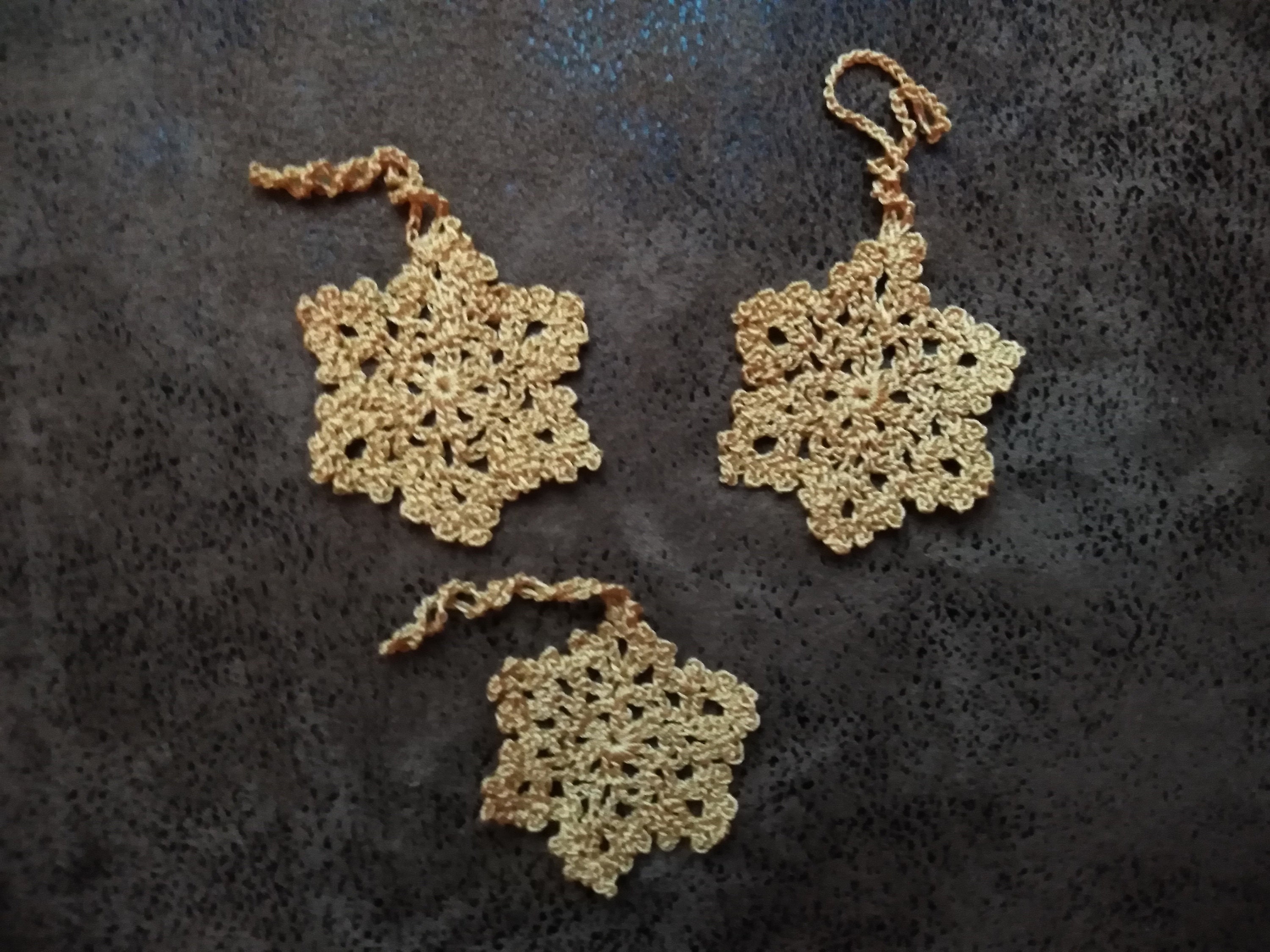 Trio de Flocons Dorés Réalisés Au Crochet en Coton