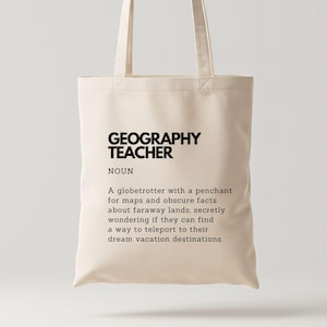 Może przedstawiać: Kremowa torba z czarnym napisem "GEOGRAPHY TEACHER" i definicją. Definicja opisuje globtrotera z zamiłowaniem do map i niejasnych faktów.