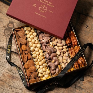 Assorted Nuts Gift Basket: Raw Almonds, Hazelnuts, Cashews, Pistachios, Pecans