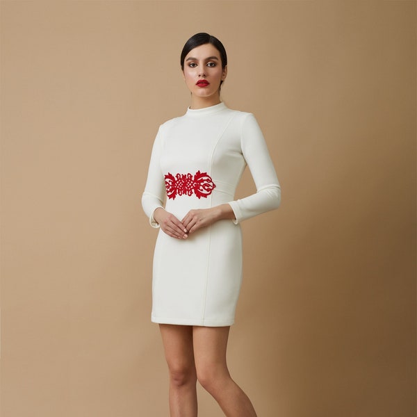 Robe Cocktail et Mariage pour Femme en Crêpe Blanc Ecru avec Broderie pour Soirée et Fête avec Manches Longues et ceinture à la taille