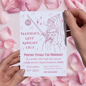 Puede incluir: Una invitación rosa claro para una despedida de soltera con el texto "Maiden's Last Knight Out". La ilustración presenta a una mujer con un vestido medieval sosteniendo una espada y fumando. La invitación incluye la fecha, hora y lugar.