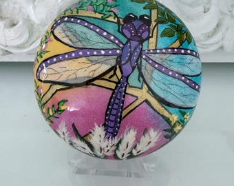 Handbemalter Libellenstein: Schimmernde metallische Kunst