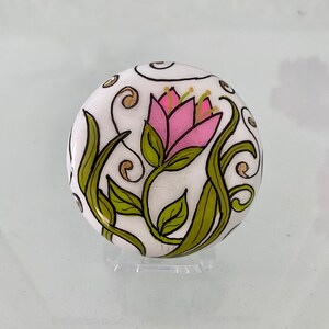 Handgeschilderde roze tulpsteen: decor met bloemen presse-papier