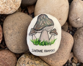 Shitake Happens Painted Rock: Arte holográfico en piedra con forma de hongo