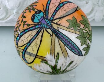 Libelle Hand bemalt Glasmalerei Stil auf künstlichen Stein. Stein von Val