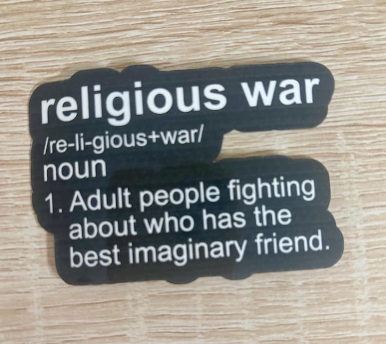 Pu&ograve; includere: Un adesivo nero con la scritta "religious war" in bianco e una definizione. La definizione recita: "1. Adulti che litigano su chi ha il miglior amico immaginario."