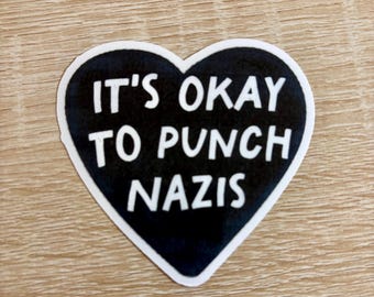 Pegatina de corazón "Está bien golpear a los nazis" - Calcomanía anti MAGA a favor de los derechos humanos
