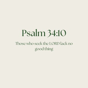 Op de afbeelding: Een minimalistisch ontwerp met de tekst "Psalm 34:10" in donkergroene letters, gevolgd door de quote "Wie de HERE zoeken, hebben geen gebrek". De achtergrond is zacht off-white.
