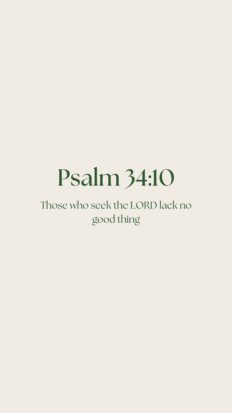 Op de afbeelding: Een minimalistisch ontwerp met de tekst "Psalm 34:10" in donkergroene letters, gevolgd door de quote "Wie de HERE zoeken, hebben geen gebrek". De achtergrond is zacht off-white.
